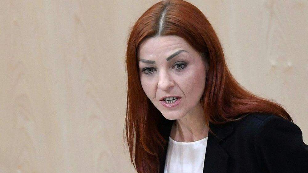 Die grüne Abgeordnete Ewa Ernst-Dziedzic fordert die Abberufung des früheren Kurz-Vertrauten