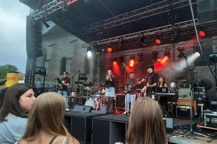 Opening Acts waren die Coverband "SixGin" und...