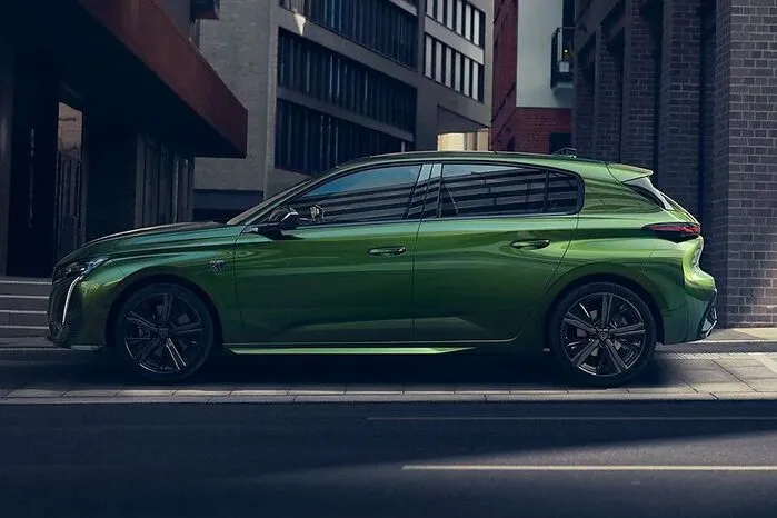 Das mit dem "starken Design" kann man wörtlich nehmen: Der neue Peugeot 308 ist ein Charakterkopf geworden, vor allem die Front, die Nase, mit dem neuen Peugeot-Emblem überrascht. Die Front ist stilprägend für das neue Markengesicht. 