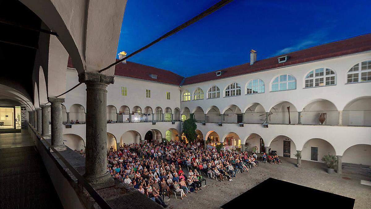 Das Open-Air-Kino im Klagenfurter Burghof hat mit dem schlechten Wetter zu kämpfen