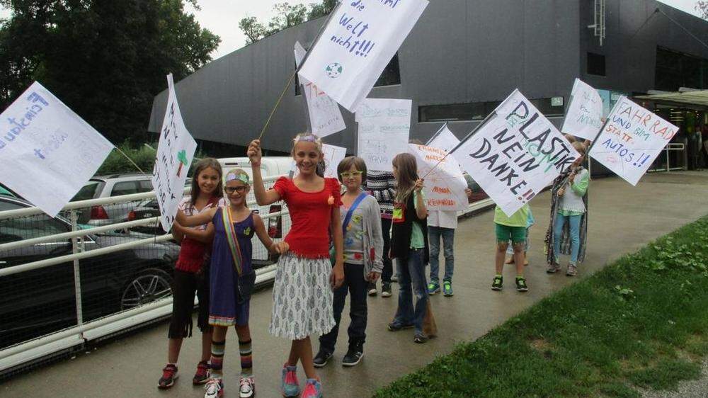 Cosima(im roten T-Shirt) und 14 andere Kinder setzten sich bei ihrem Marsch für mehr Klimaschutz ein