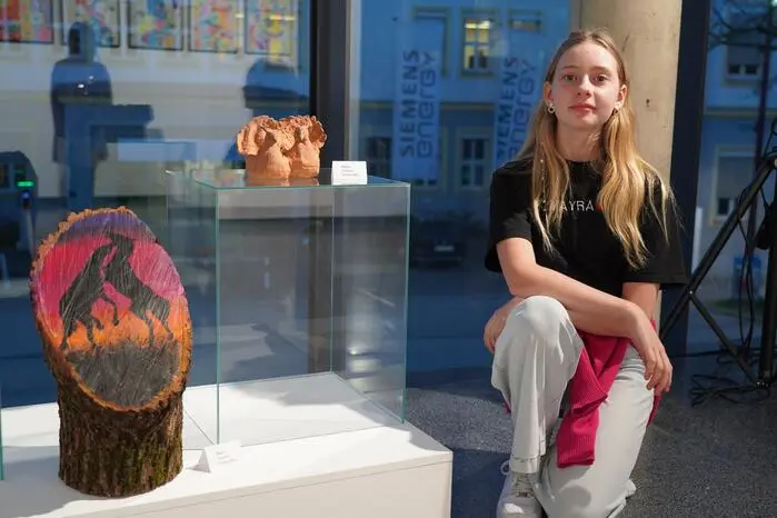 Ab sofort und bis inklusive 27. März kann man die Werke bestaunen. Geöffnet hat die Ausstellung von Montag bis Freitag von 8 bis 12 Uhr – jedoch nur mit Anmeldung im Kulturbüro – freitags von 15 bis 18 Uhr, samstags von 9 bis 12 Uhr, vor und nach Veranstaltungen im Kunsthaus.