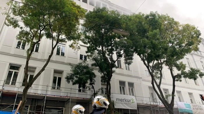 Das Feuer brach auf einer Baustelle am Gebäudedach in der Neutorgasse aus ..