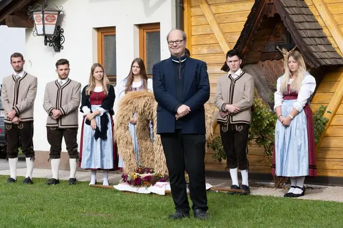 Zum 60. Geburtstag sang die Singgemeinschaft Steuerberg für Pfarrer Reinhold Ahrer ein Ständchen. 