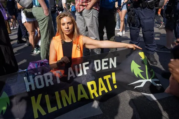 In einer ersten Stellungnahme sprach Windl davon, dass sie ihren Lebensmittelpunkt in Österreich habe und daher das Urteil ein Einschnitt ist 