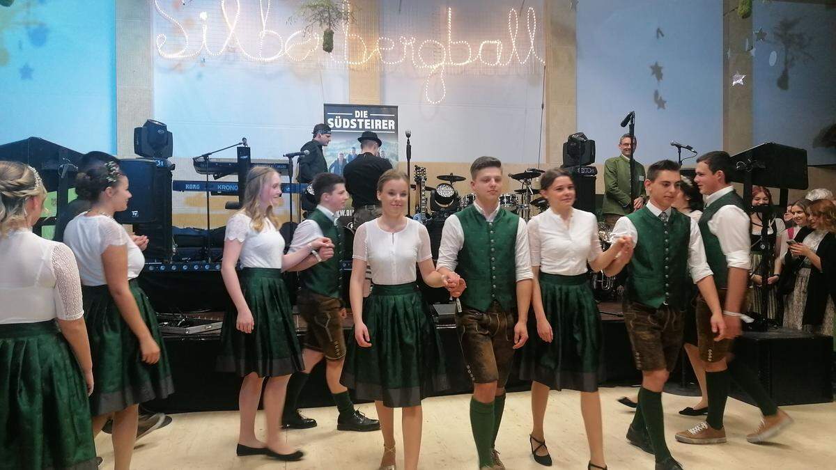 Die Absolventinnen und Absolventen der Fachschule Silberberg baten zum Tanz