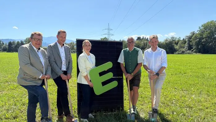Spatenstich am Montag in St. Margarethen: Martin Graf (Vorstand Energie Steiermark), Wolfgang Pucher (Eigentümer-Vertreter der Diözese Graz-Seckau), Nora Licker (Projektleiterin), Bürgermeister Erwin Hinterdorfer und Werner Ressi (Vorstand Energie Steiermark)