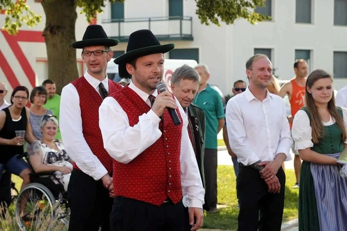 MV-Obmannstellverteter Lukas Pendl empfing die Gastkapellen am Dorfplatz und bedankte sich...