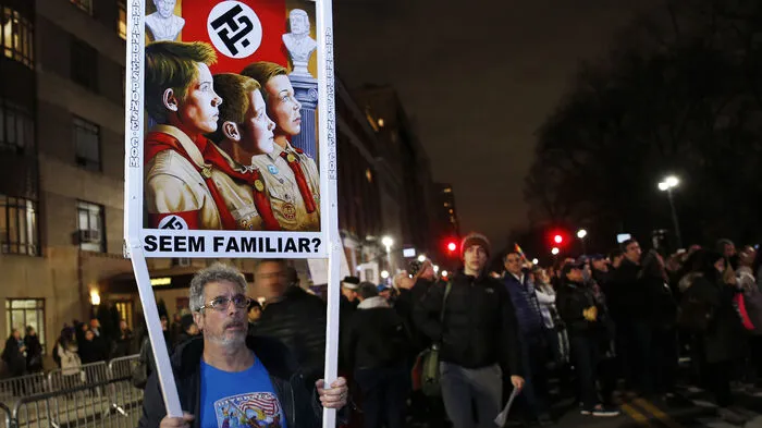 Kurz vor der Amtseinführung des künftigen US-Präsidenten Donald Trump haben in New York sowie in Washington mehrere tausend Menschen gegen den Republikaner demonstriert.