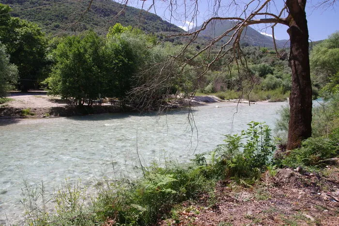 Der Heilige Fluss Acheron nahe Parga in Epirus. Hier hat der Fährmann  Charon die Toten in die Unterwelt verschifft. Schöner und kühler Spaziergang entlang des Flusses.