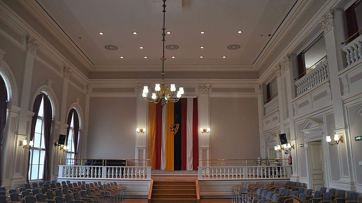 Der Festsaal im Rathaus wurde renoviert, an der Decke wurde ein Beamer angebracht