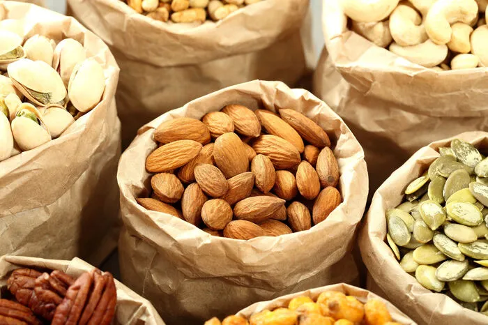 Ja, Mandeln bestehen zu nahezu 60 Prozent aus Fett, aber: In Maßen genossen dienen sie der Gesundheit. Das liegt unter anderen am enthaltenen Kalzium und dem Vitamin E, das unser Immunsystem fördert. Mandeln sollte man mit der dünnen Haut essen, dort stecken wertvolle Pflanzenstoffe drin (Flavonoide).