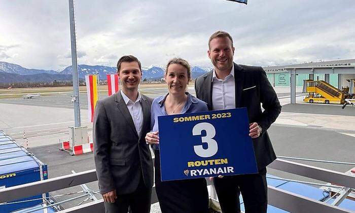 Ryanair-Manager Annika Ledeboer und Andreas Gruber sowie Marcus Hepner vom Klagenfurter Flughafen (links)