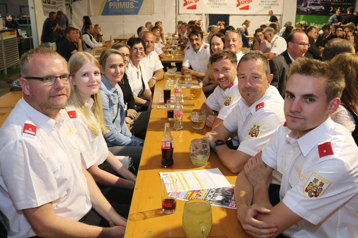So wie die FF Pölling kamen viele befreundete Wehren zum Fest der FF Fischering.