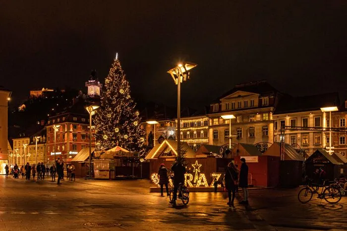 ... seit dem ersten Adventwochenende ist nun auch der Christbaum illuminiert und sorgt trotz Lockdown für Weihnachtsstimmung ...