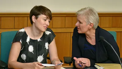 Sigrid Maurer mit ihrer Verteidigerin Maria Windhager