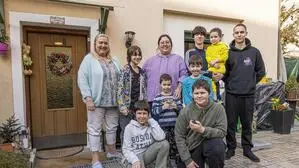 Eine große Familie mit viel Herz, Vater und Tochter fehlen am Bild