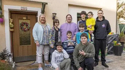 Eine große Familie mit viel Herz, Vater und Tochter fehlen am Bild