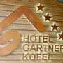 Das Logo des Hotels Gartnerkofel auf der Fassade | Das Hotel Gartnerkofel auf dem Nassfeld