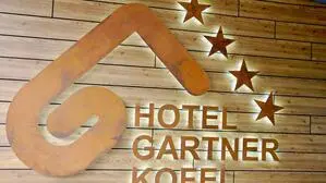 Das Logo des Hotels Gartnerkofel auf der Fassade | Das Hotel Gartnerkofel auf dem Nassfeld