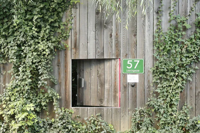 Unter anderem führt in der Leechgasse ein Türchen im Zaun auf einen der Ausstellungsorte ...