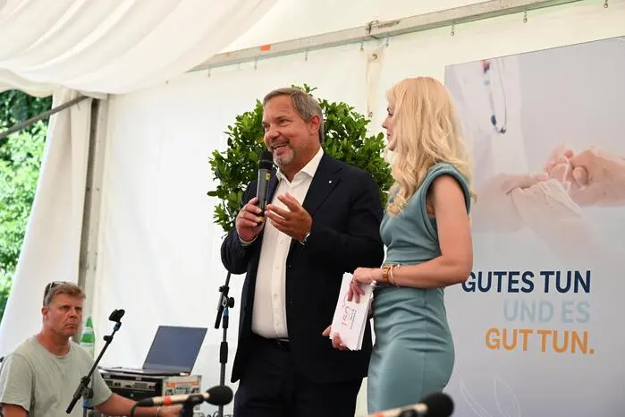Im anschließenden Festakt stand die Bedeutung der gelebten Hospitalität im Mittelpunkt. Gesamtleiter Michael Steiner (i. B. l.)würdigte den Einsatz der Mitarbeiter: „Unsere Mitarbeiter tragen eine große Verantwortung, den Menschen so zu begegnen, wie sie es erwarten.“