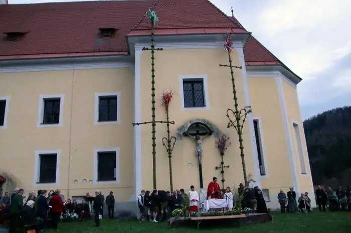 Mit viel Mühe wurden die langen, schweren Gebinde aufgestellt, wobei die erst kürzlich an der Kirche angebrachten Haken für Stabilität sorgten.