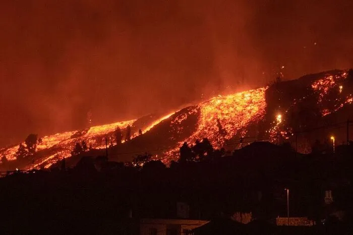 Wegen der sich in Form orangefarbener Flüsse in Richtung Küste wälzenden Lava wurden 5.000 Menschen im Süden der Insel evakuiert, darunter 500 Touristen.
