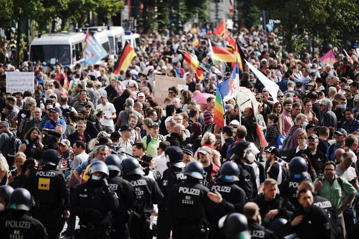Die Teilnehmer wurden "mehrfach aufgefordert", die Abstände einzuhalten - worum sie sich erwartungsgemäß wenig scherten.
