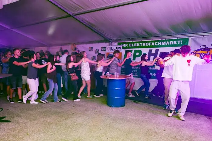 Auch für das leibliche Wohl war bestens gesorgt: Kulinarische Köstlichkeiten aus der Region standen für die Besucher bereit. Für die musikalische Stimmung sorgte die bekannte Partyband Bengels Reloaded, die mit ihrem Programm für beste Unterhaltung, ausgelassenes Tanzvergnügen und eine stimmungsvolle Festatmosphäre sorgte.