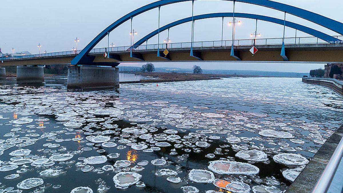 Eisschollen auf der Oder in Deutschland