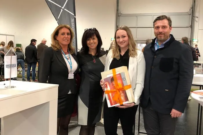 Susanne Lehner (Immola), Christina Ring (Physiotherm), Chantal Kuhn (Gewinnerin der Infrarotwärmekabine), Angelo Barsuglia (Immola)