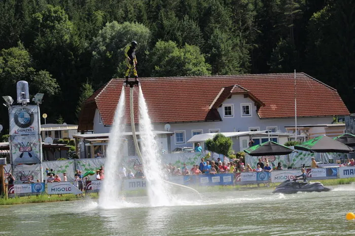 Flyboarder  "schwebte" über den See