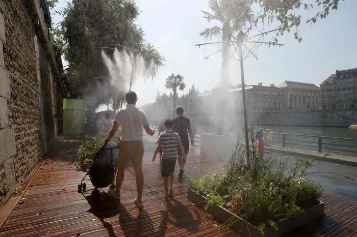Im Sommer lässt die Stadt am rechten Ufer Sand ("Paris Plage") aufschütten, Wassernebel versprühende Düsen sorgen für Erfrischung...