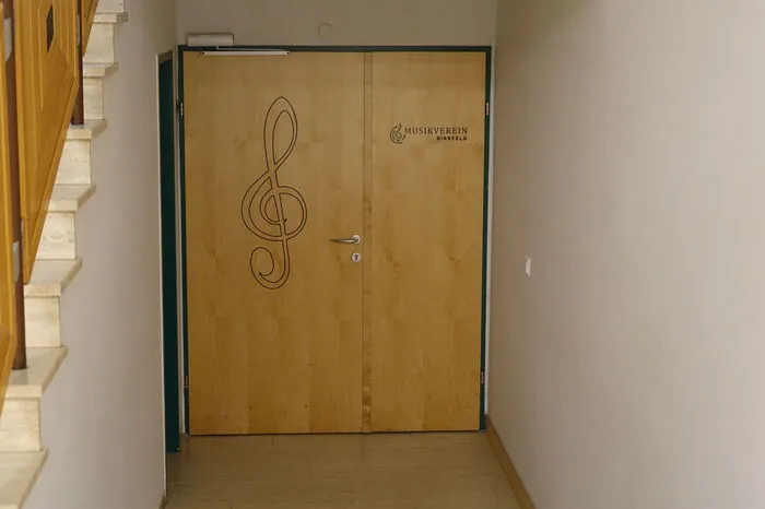 In der Peter-Rosegger-Halle: Durch diese Tür im kommt man zum alten Probenraum des Musikvereines. Später sollen hier die Toilettenanlagen für die Peter-Rosegger-Halle hineinkommen.