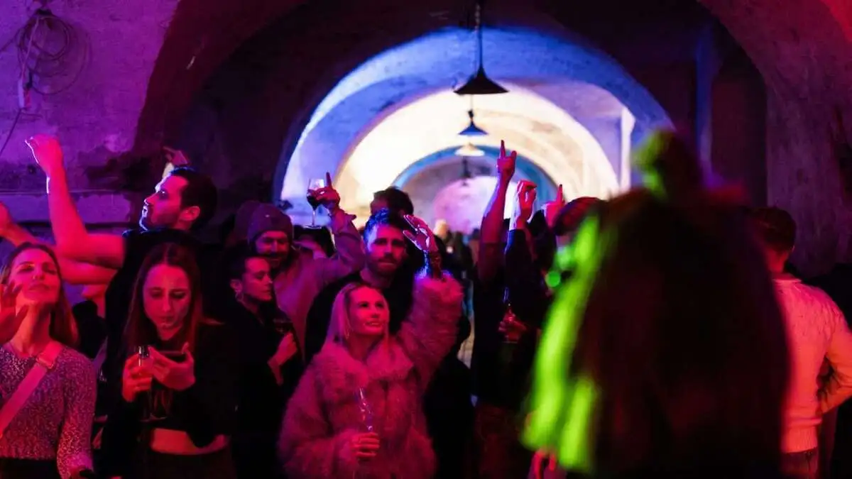 Bis 21 Uhr können Gäste mehr als 100 Weine verkosten, um die kulinarische Begleitung kümmert sich Johann Schmuck mit seinem Team des „Terra“.