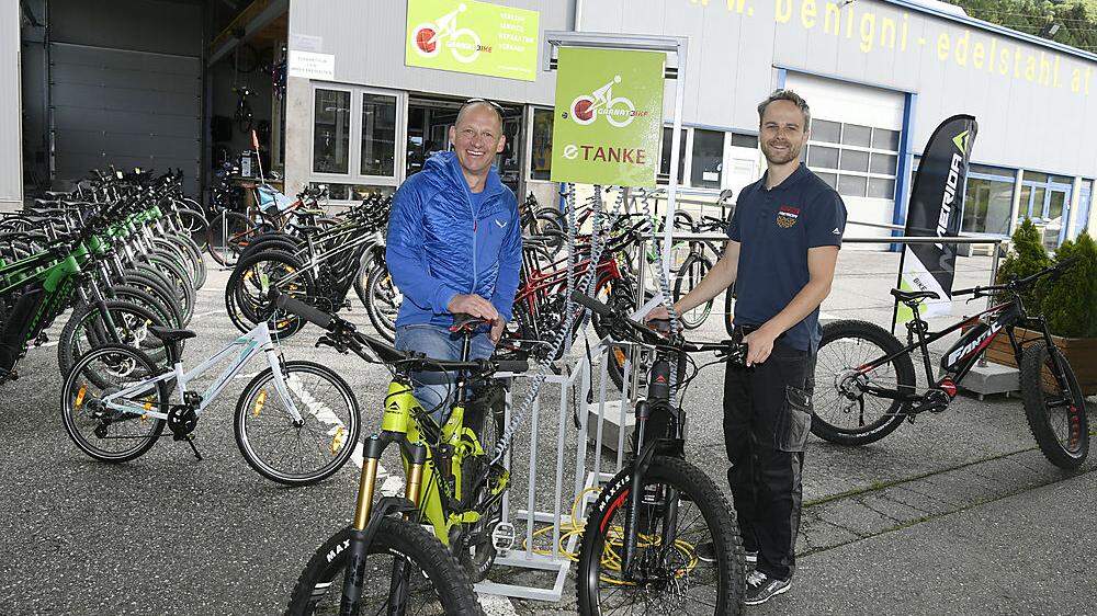 Er hat Ladeterminal- Prototyp für E-Bikes entwickelt: Firmenchef Alfred Benigni (links) und Mechaniker Joachim Ortner