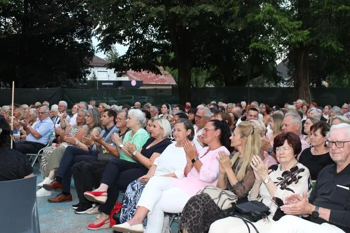 Zwischen Bäumen und Sommergefühl entstand eine Atmosphäre, die diese Oper nahbar machte und den Stadtpark Bärnbach in ein Opernhaus unter Sternen verwandelte. 