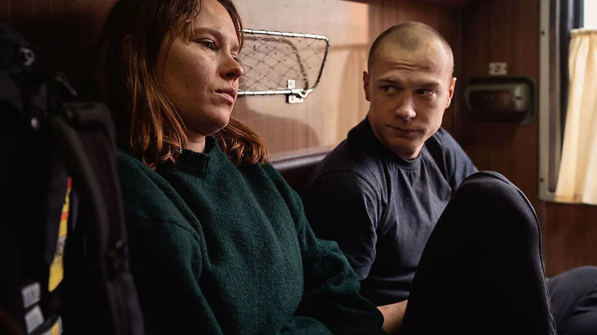Laura (Seidi Haarla) und  Ljoha (Yuriy Borisov) reisen gemeinsam in einem Zugabteil durchs friedliche Russland