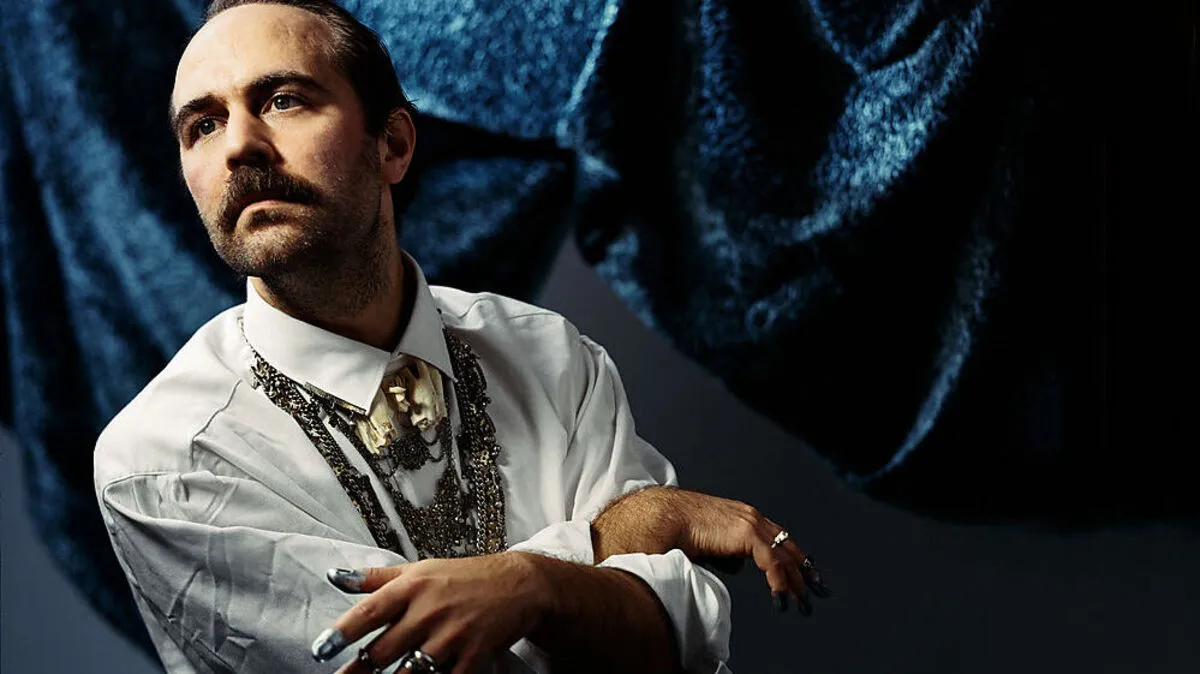 Plut im Video zur heute erscheinenden Single "Schwarze Finger"