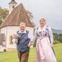 Brunhilde und Erich | Das frischvermählte Ehepaar vor der Lindenbergkapelle: Brunhilde Mayer und Erich Berger