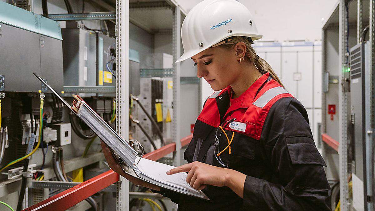 Bei ihrer Ausbildung zur Elektrotechnikerin bei der voestalpine Stahl Donawitz übernimmt Angelina z. B. Wartungsarbeiten oder behebt Motorstörungen