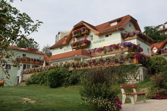 Fünf Floras für die Pension Luisenheim, Monika u. Johann Raith, Laßnitzhöhe