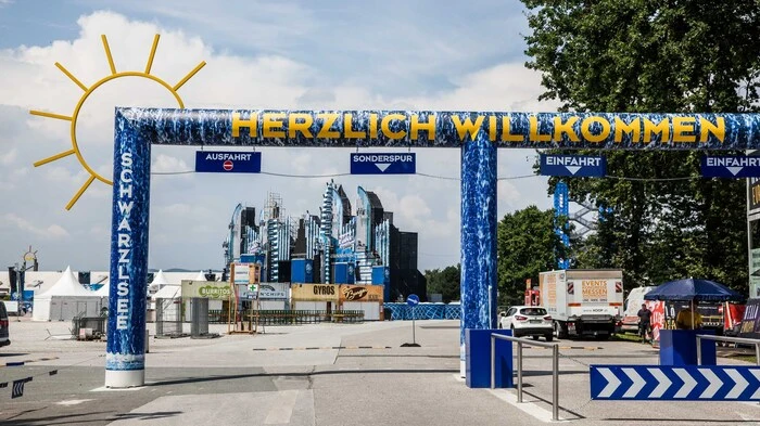 Herzlich willkommen beim Lake Festival: Das Festivalgelände am Schwarzlsee steht - und es ist alles angerichtet für eine  unvergessliche Mega-Party.