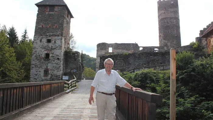 Burgherr Alois Volgger erneuerte mit Unterstützung von Horst Fellinger von der Burg Liebenfels in Kärnten sowie zahlreichen freiwilligen Helfern die desolate Holzbrücke vor der Burgruine Krems.