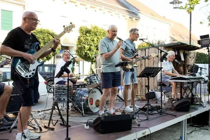 Für die musikalische Umrahmung sorgte die Gruppe Dixie-Factory mit schwungvollen Rhythmen, am Abend spielte die Musikgruppe „Stoneage“.