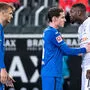Stefan Posch (links) wurde von Marcus Thuram (rechts) bespuckt