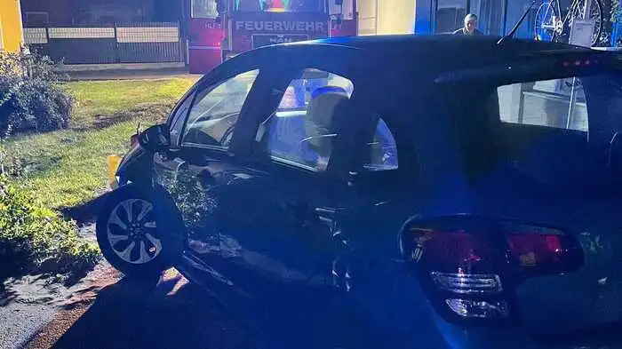 Der Pkw wurde bei dem Unfall stark beschädigt
