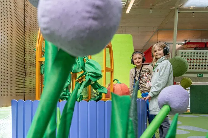 Turnen und entdecken zwischen Riesenblumen bei "Alles wächst"
