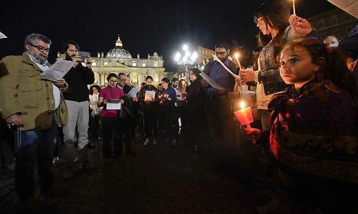 Auf dem Petersplatz in Rom haben mehrere hundert Menschen ihre Anteilnahme am Schicksal des todkranken britischen Buben Alfie Evans ausgedrückt
